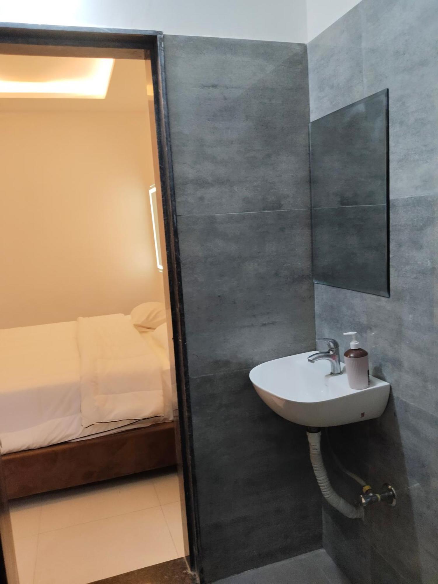 Hotel Kiwi Inn Vijaynagar Scheme 78 Indore Eksteriør billede
