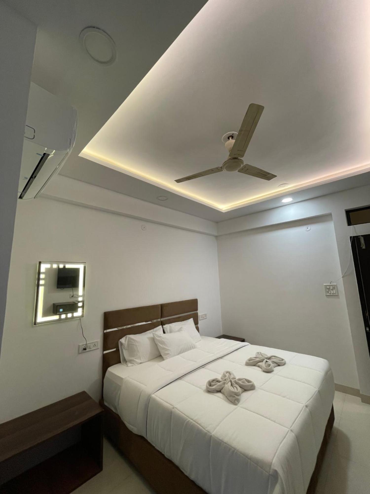 Hotel Kiwi Inn Vijaynagar Scheme 78 Indore Eksteriør billede