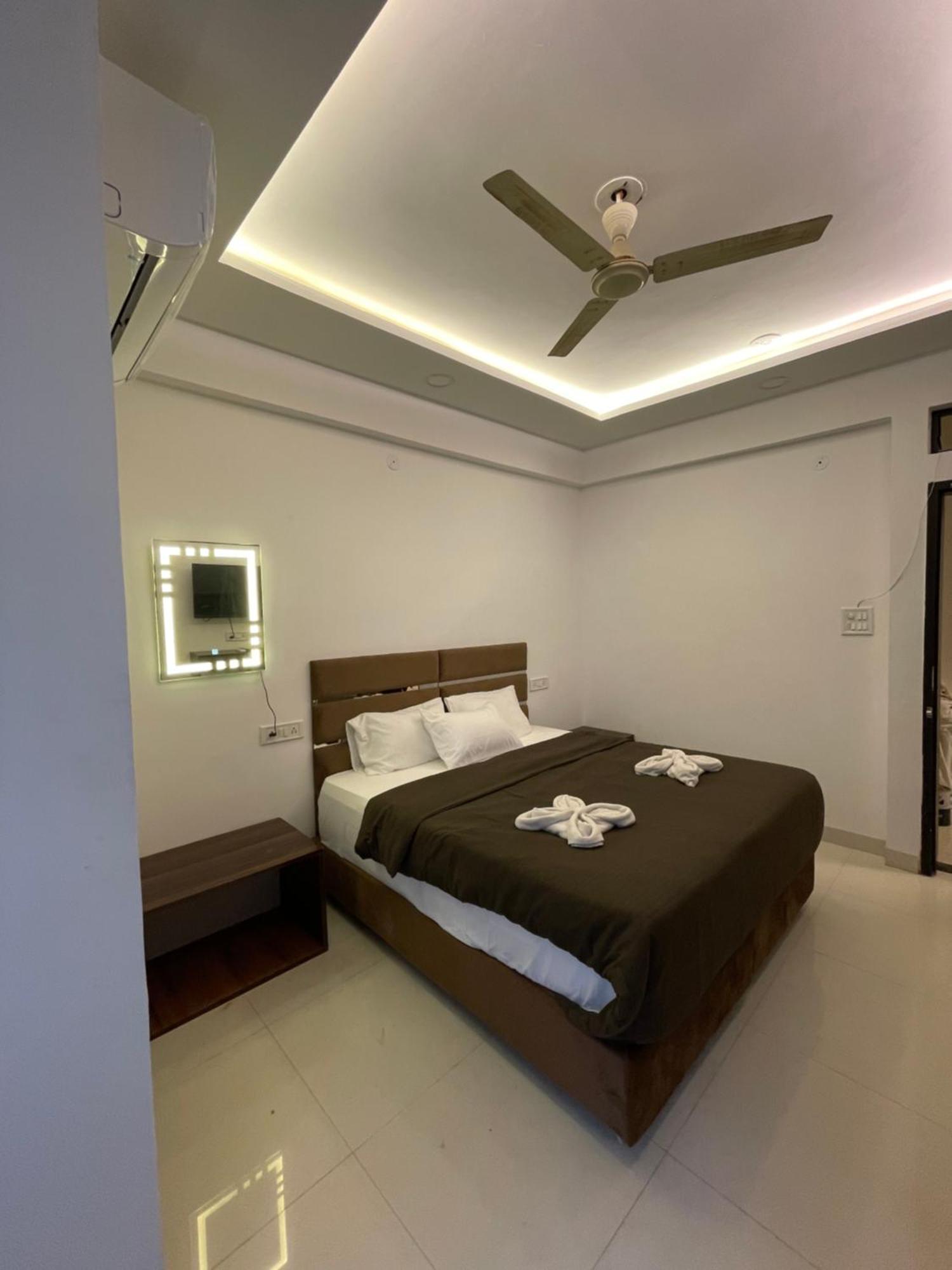 Hotel Kiwi Inn Vijaynagar Scheme 78 Indore Eksteriør billede