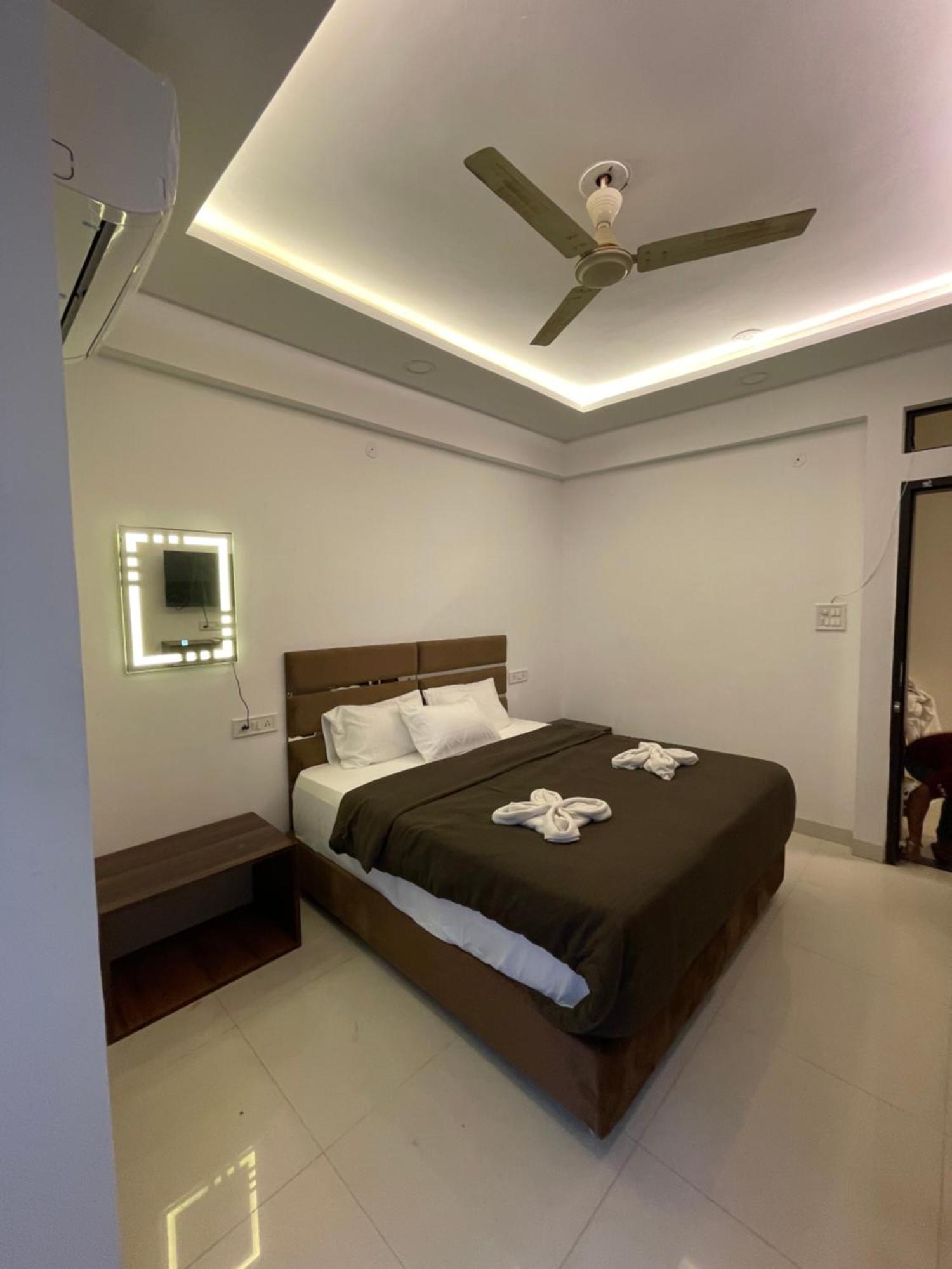 Hotel Kiwi Inn Vijaynagar Scheme 78 Indore Eksteriør billede