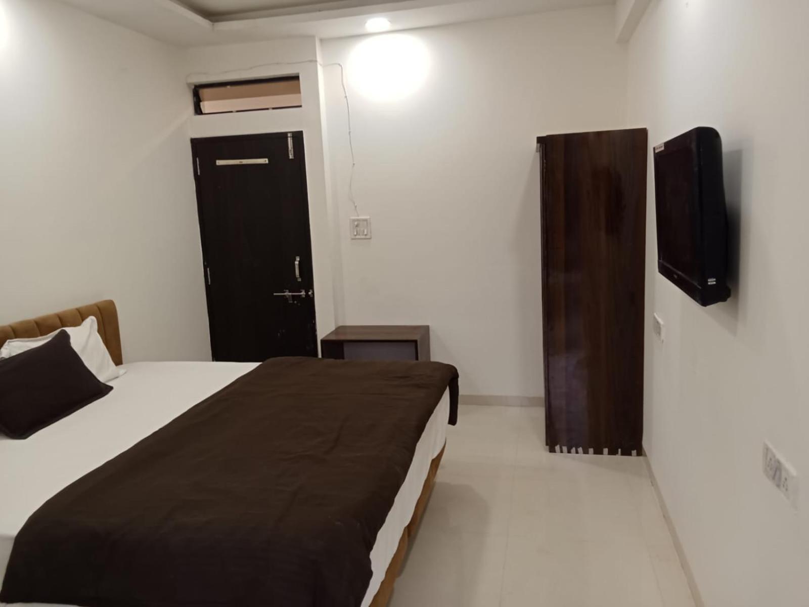 Hotel Kiwi Inn Vijaynagar Scheme 78 Indore Eksteriør billede