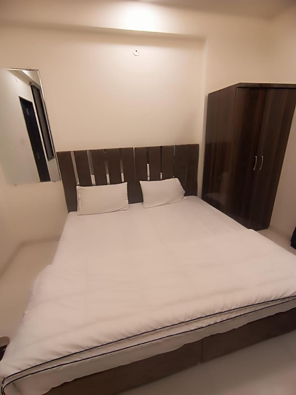 Hotel Kiwi Inn Vijaynagar Scheme 78 Indore Eksteriør billede