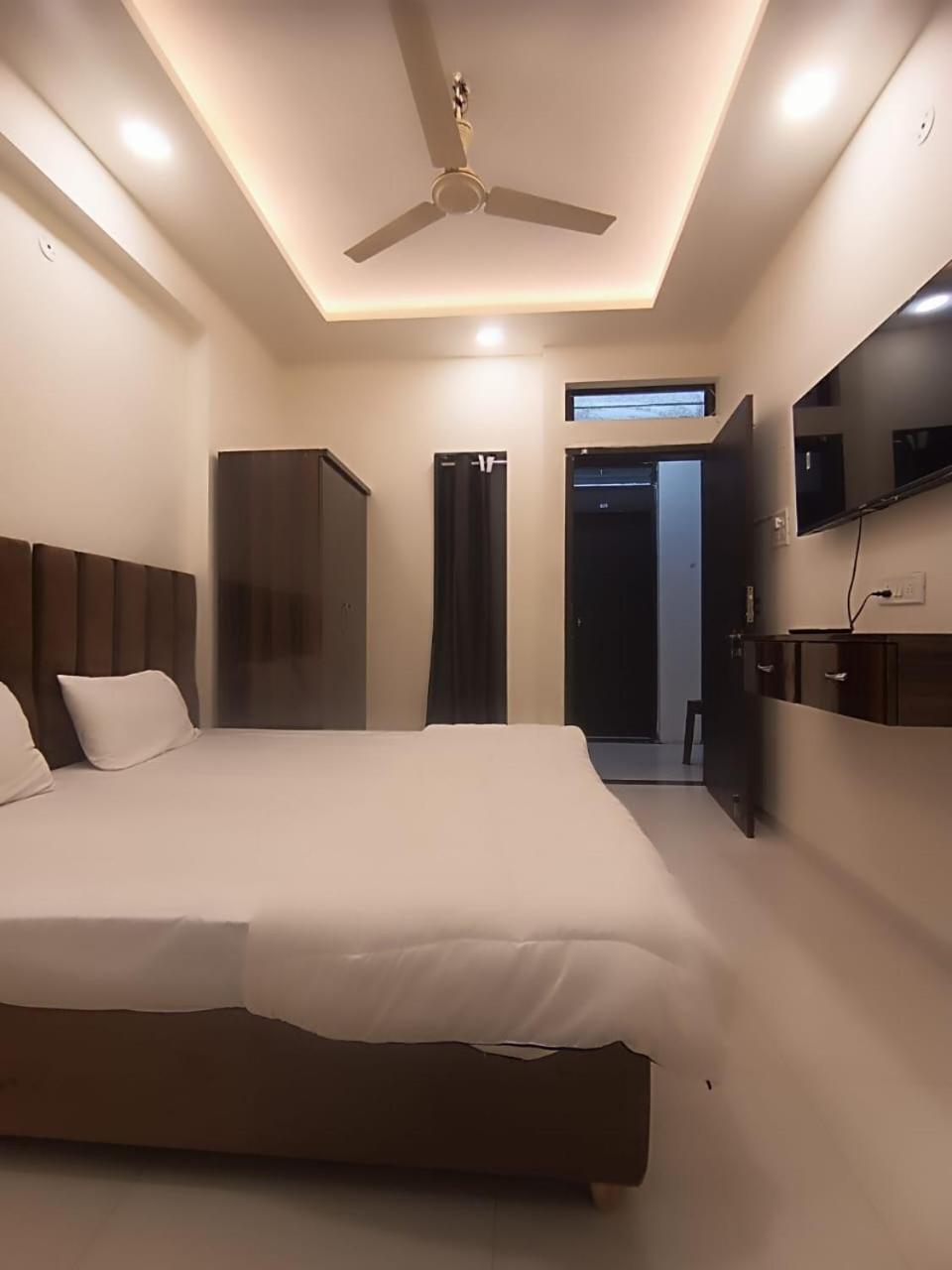 Hotel Kiwi Inn Vijaynagar Scheme 78 Indore Eksteriør billede