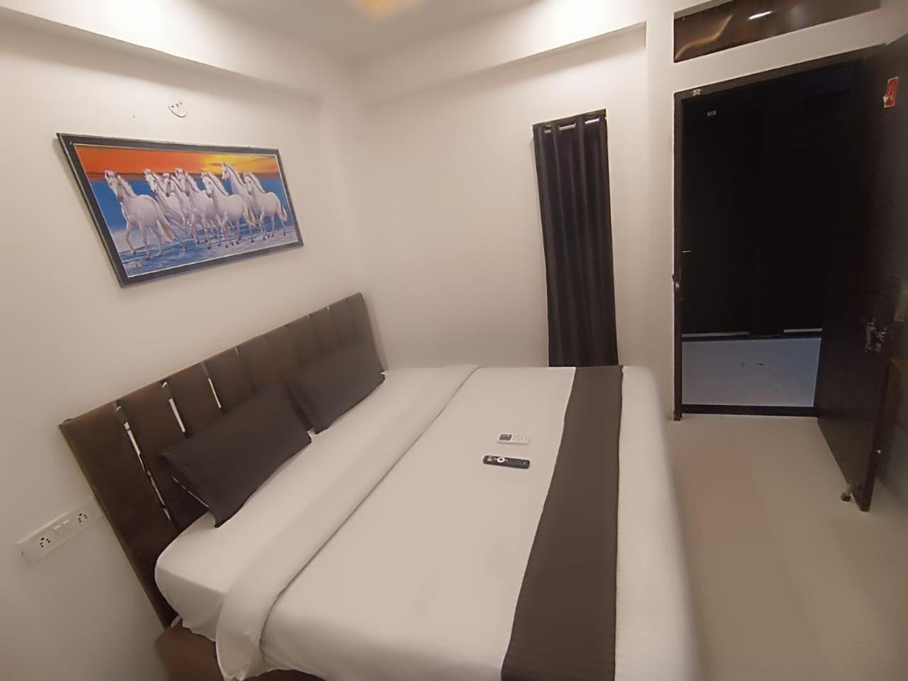 Hotel Kiwi Inn Vijaynagar Scheme 78 Indore Eksteriør billede