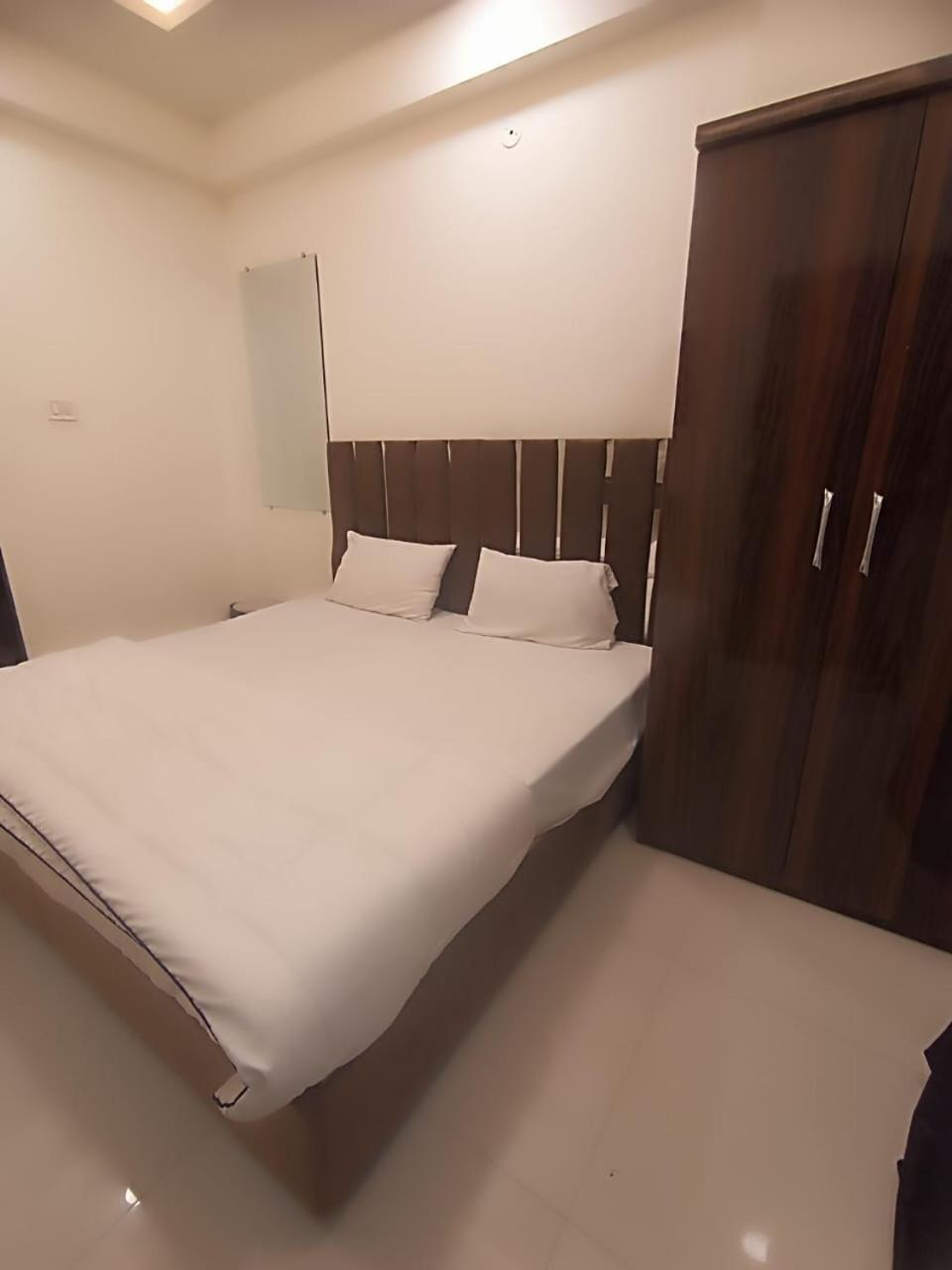 Hotel Kiwi Inn Vijaynagar Scheme 78 Indore Eksteriør billede