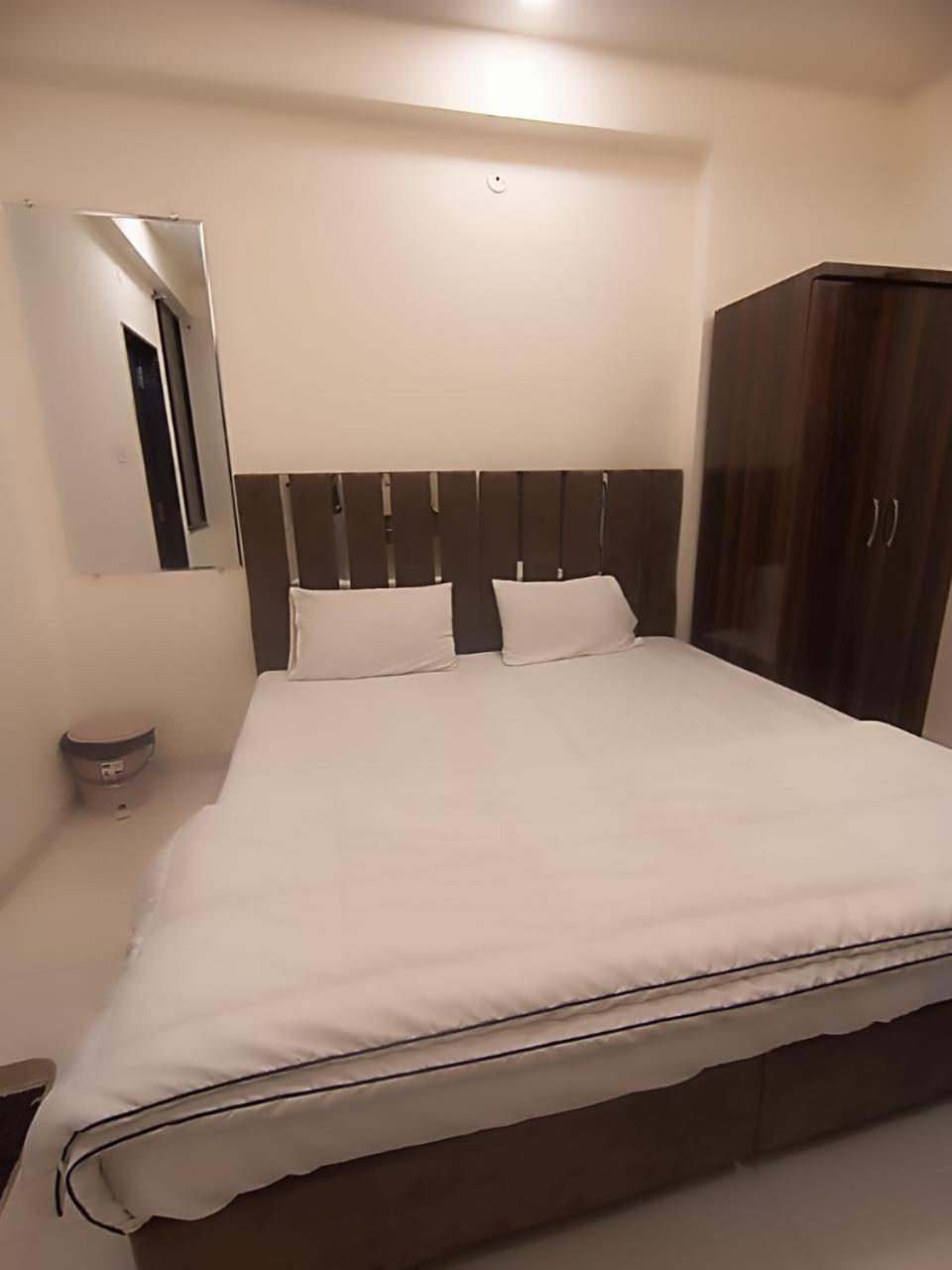 Hotel Kiwi Inn Vijaynagar Scheme 78 Indore Eksteriør billede