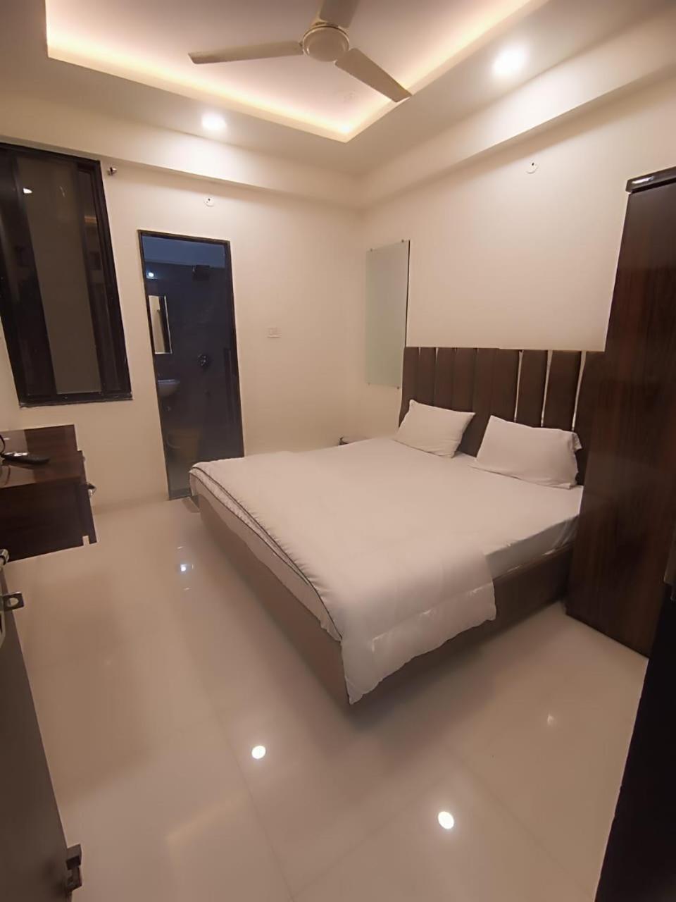 Hotel Kiwi Inn Vijaynagar Scheme 78 Indore Eksteriør billede