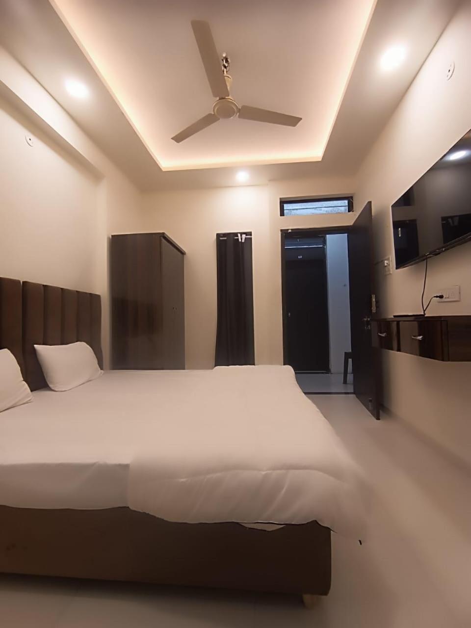 Hotel Kiwi Inn Vijaynagar Scheme 78 Indore Eksteriør billede