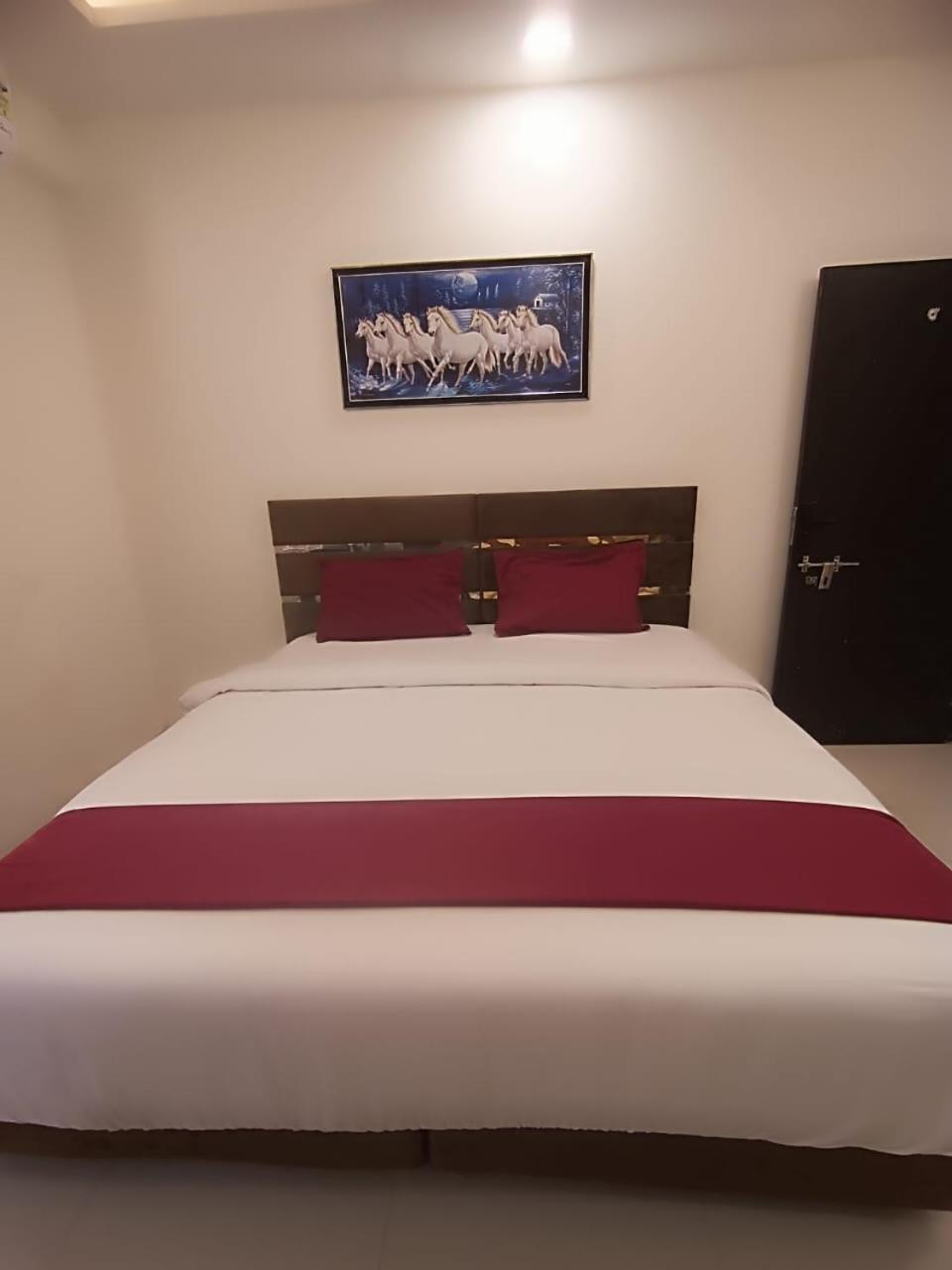 Hotel Kiwi Inn Vijaynagar Scheme 78 Indore Eksteriør billede