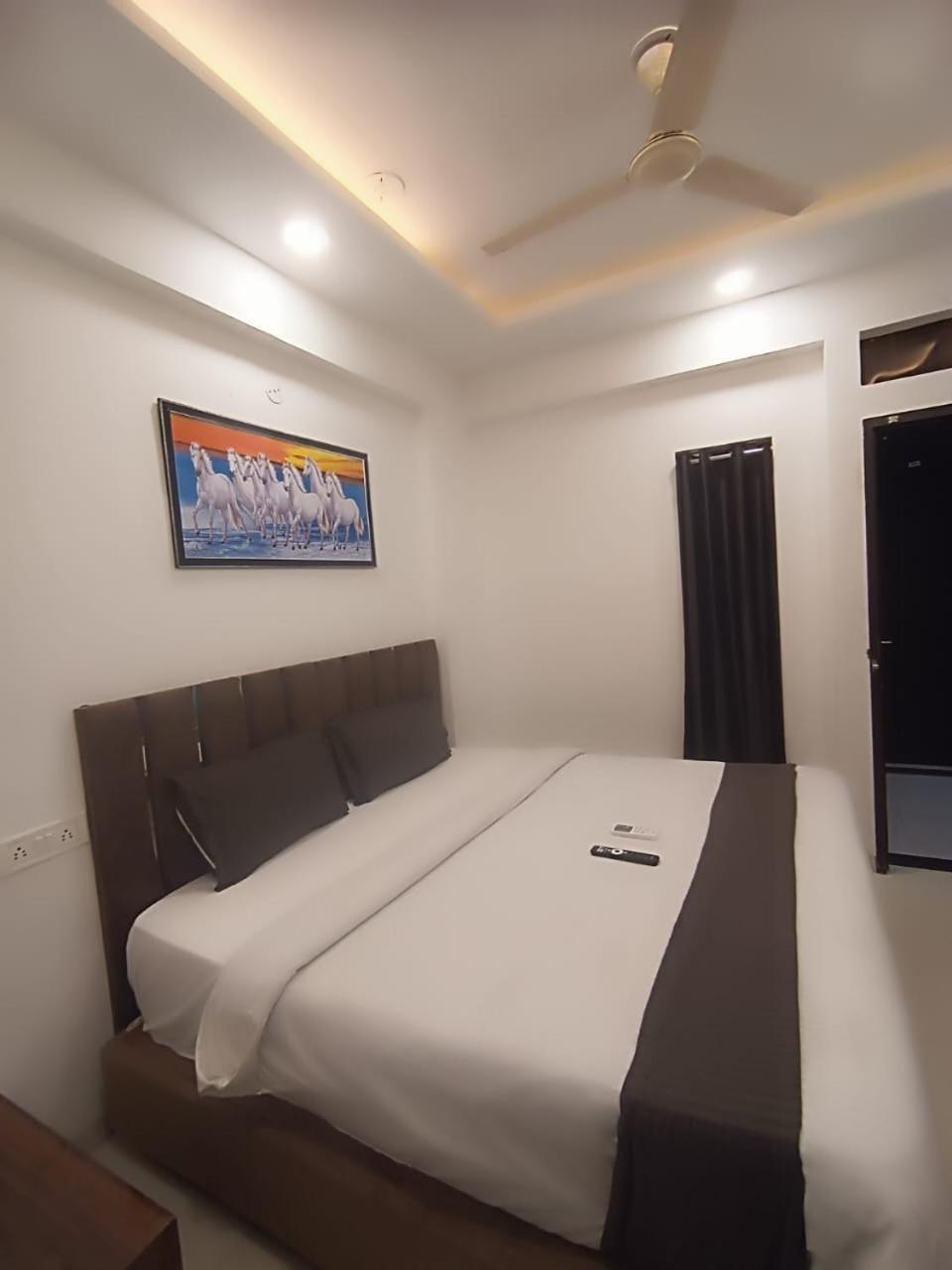 Hotel Kiwi Inn Vijaynagar Scheme 78 Indore Eksteriør billede