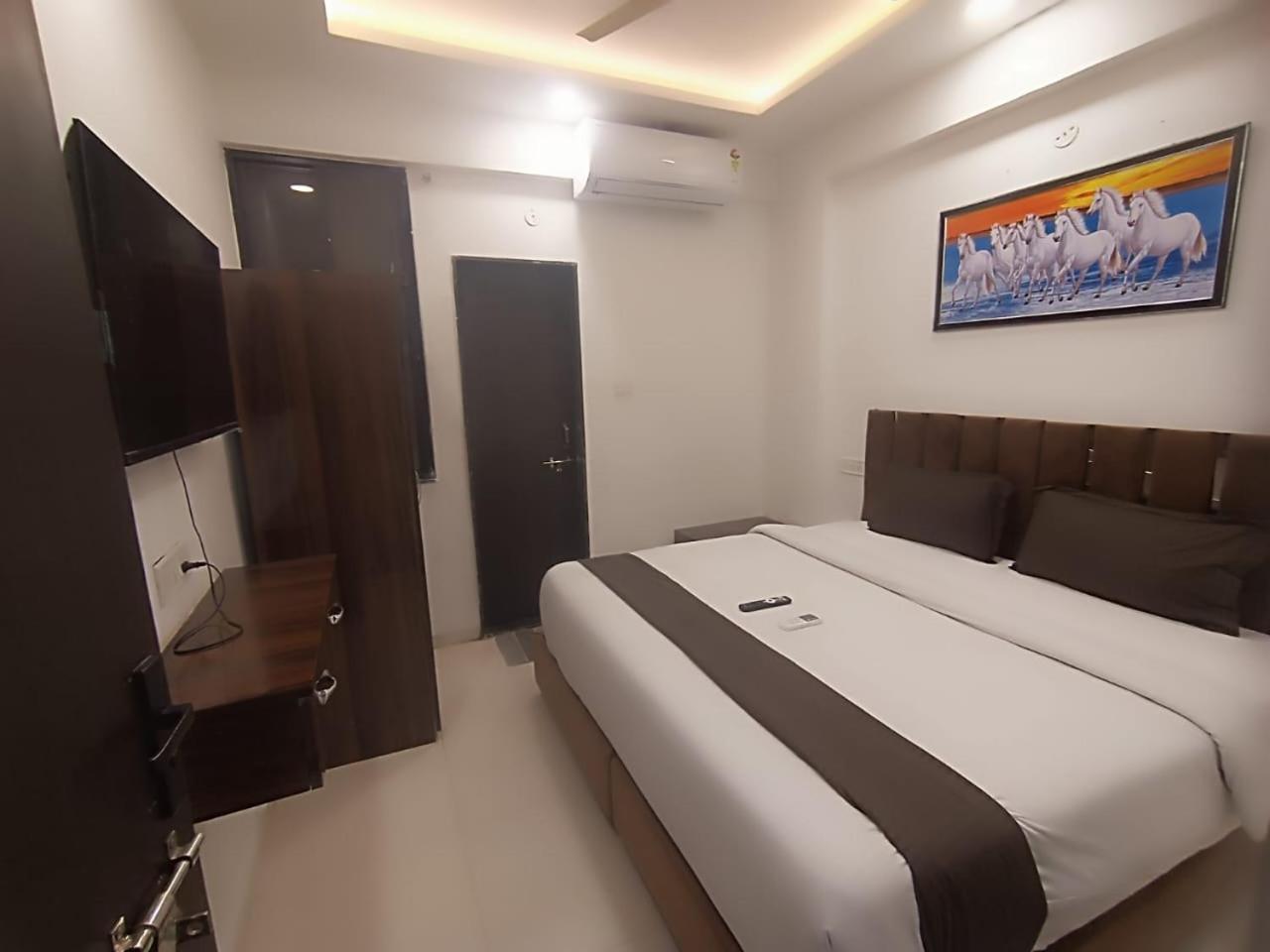 Hotel Kiwi Inn Vijaynagar Scheme 78 Indore Eksteriør billede